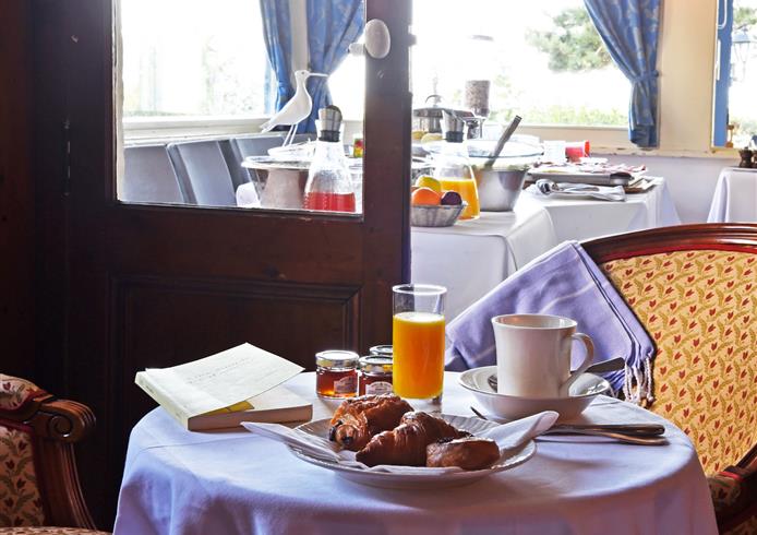 Breakfast at the restaurant of the Bellevue Hotel, Villerville - Bellevue Hotel