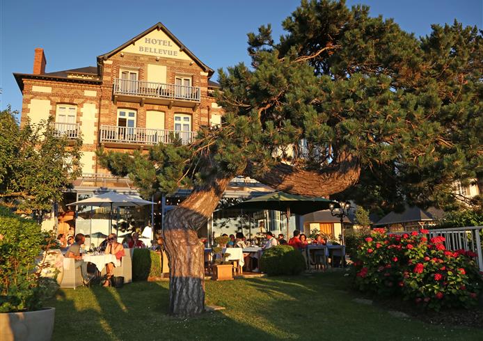 Evening meal, Hôtel Le Bellevue in Villerville - Bellevue Hotel